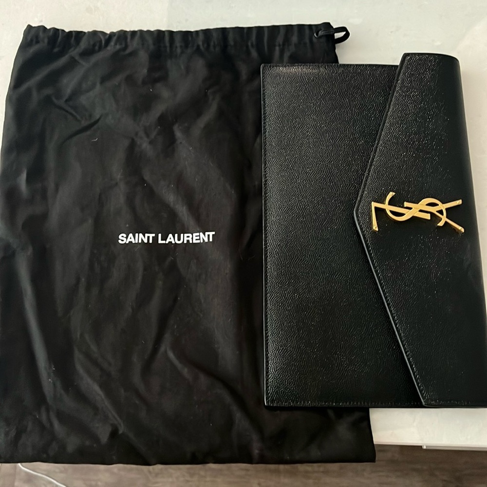 Saint Laurent UPTOWN POUCH IN GRAIN DE POUDRE LEATHER - black